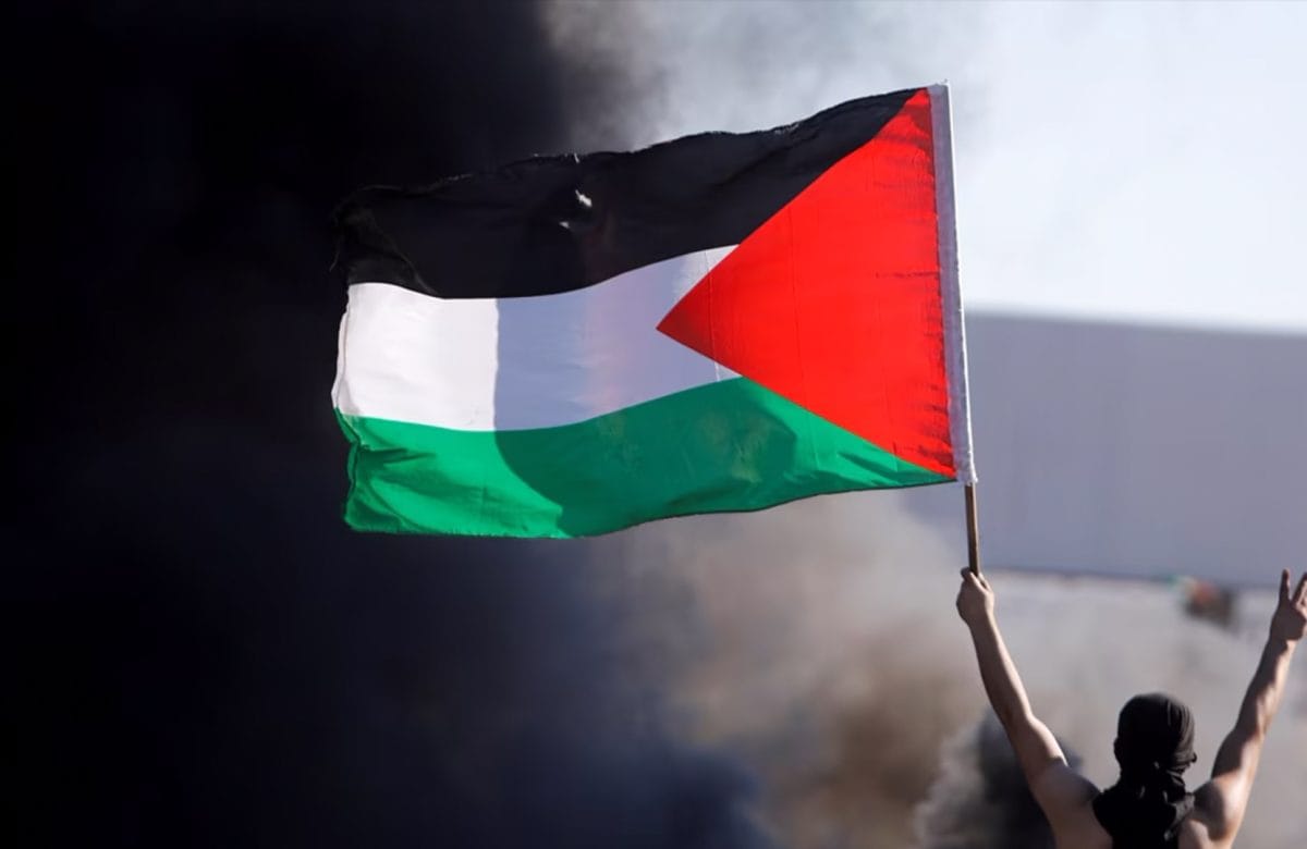 Pemuda Palestina mengibarkan bendera Palestina saat protes anti-Israel di Gaza, Selasa (18/03/2021).