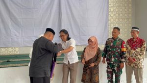 Penyematan Simbolis oleh Sekretaris Lurah Bojongsari kepada Ketua Kelompok Abyudaya (Sumber: Redaksi SatuImpresi)
