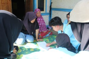 Mahasiswa KPPM STIE WIKARA Desa Pawenang memberikan edukasi keuangan UMKM