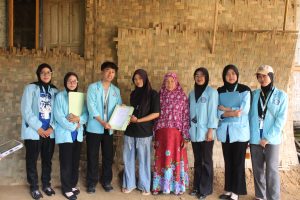 Mahasiswa KPPM STIE WIKARA Desa Pawenang memberikan edukasi keuangan UMKM