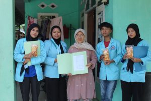 Mahasiswa KPPM STIE WIKARA Desa Pawenang memberikan edukasi keuangan UMKM