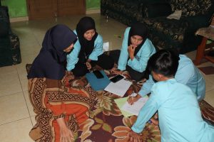 Mahasiswa KPPM STIE WIKARA Desa Pawenang memberikan edukasi keuangan UMKM
