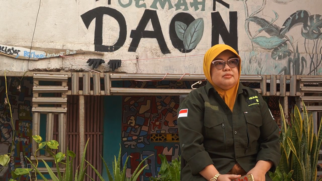 Bunda Mey saat diwawancara tentang kegiatan Pojok Literasi oleh mahasiswa KKN 310 UIN Jakarta di Yayasan Oemah Daon, Rajeng, Kabupaten Tangerang, pada Sabtu, 8 Agustus 2026. (Sumber foto: Dokumentasi pribadi)
